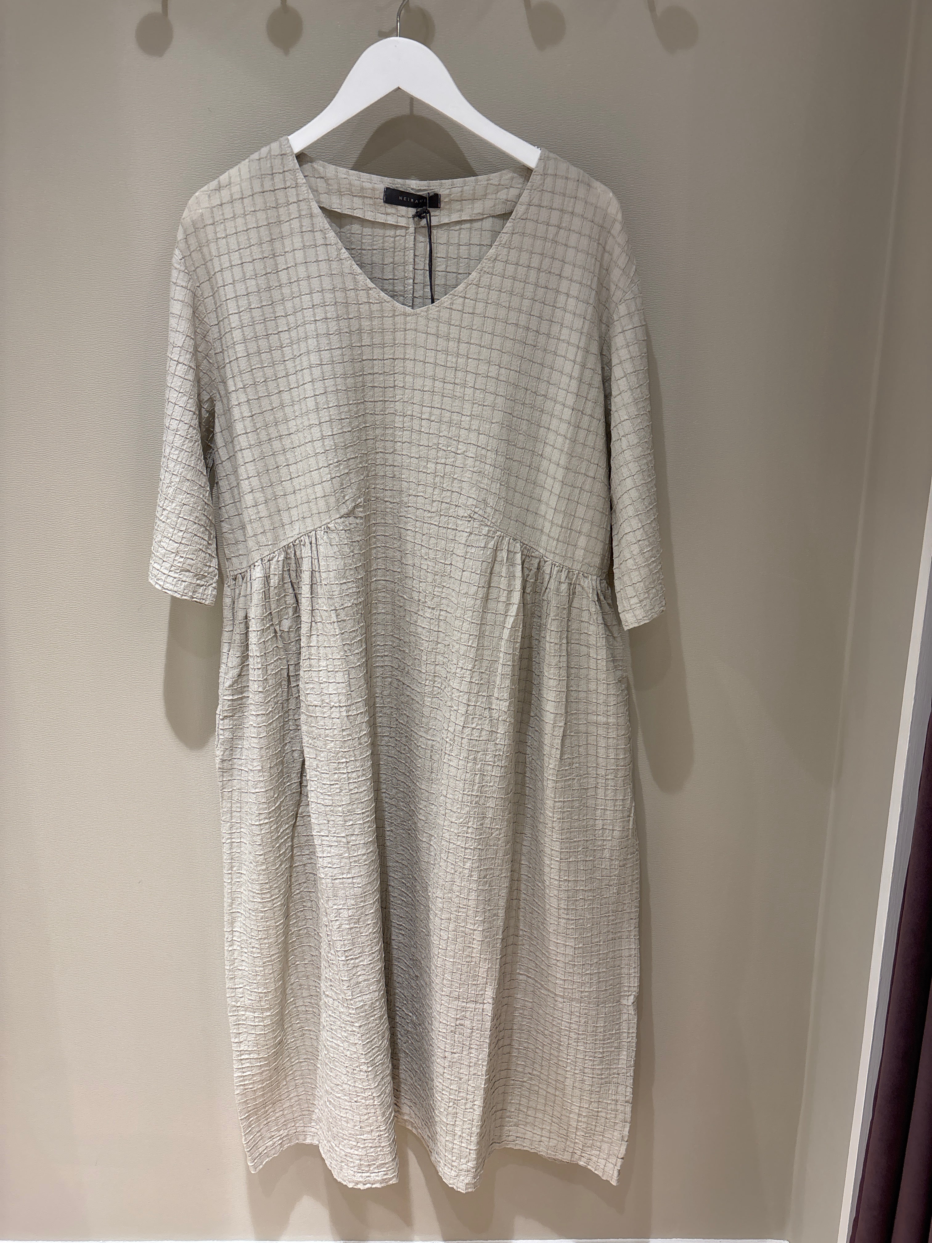 Neirami V-NECK FLARED DRESS WITH HALF SLEEVES