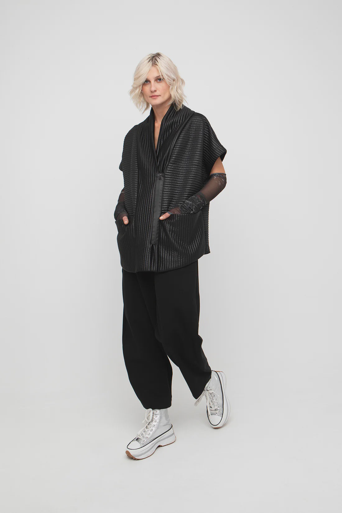 OZAI N KU Sleeveless Jacket