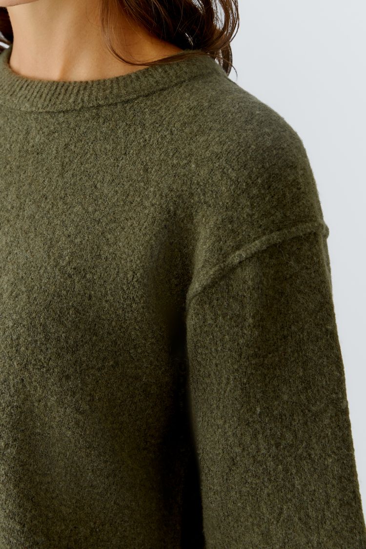 OUI pullover with outward seam