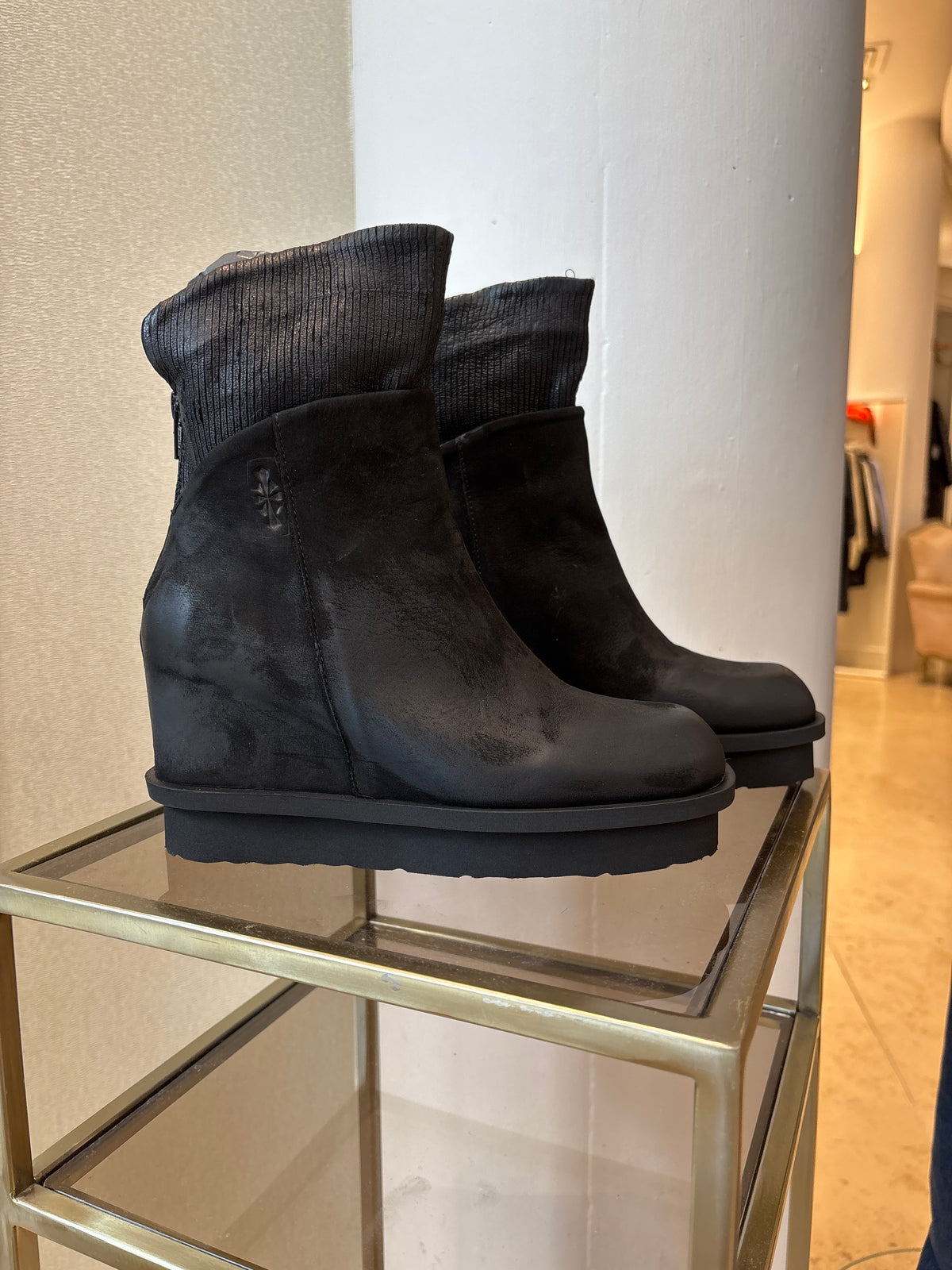 Patrizia Bonfanti Jun Nabuk Black