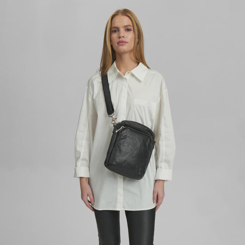 DEPECHE Crossover bag in strong and nice leather quality