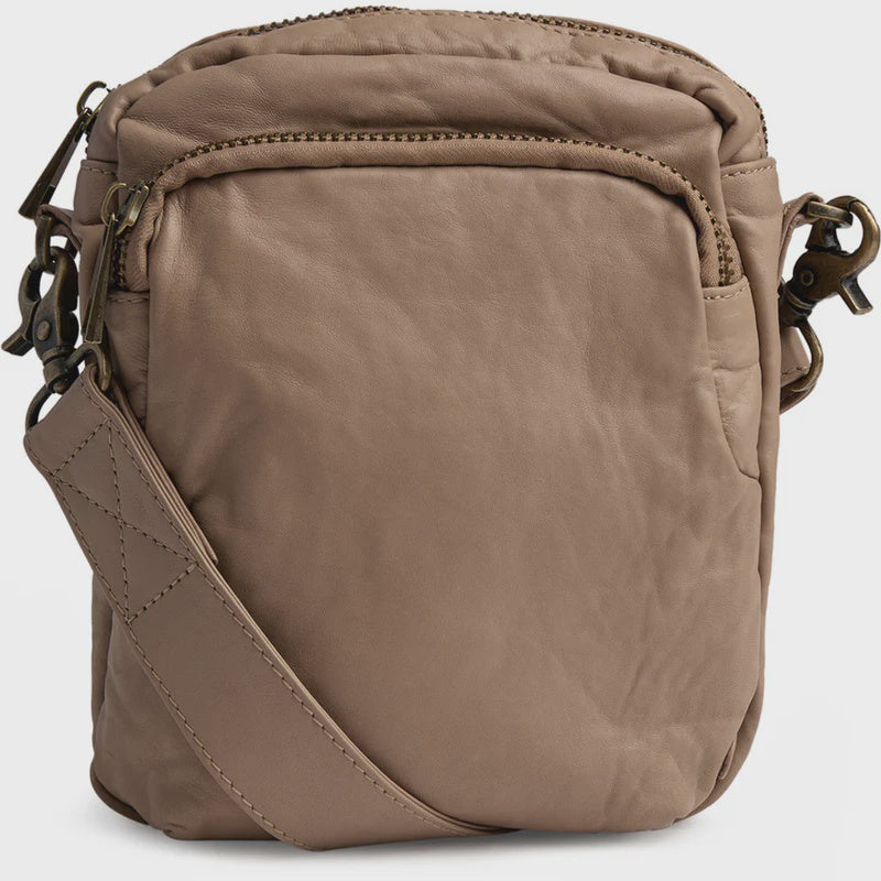 DEPECHE Crossover bag in strong and nice leather quality  latte