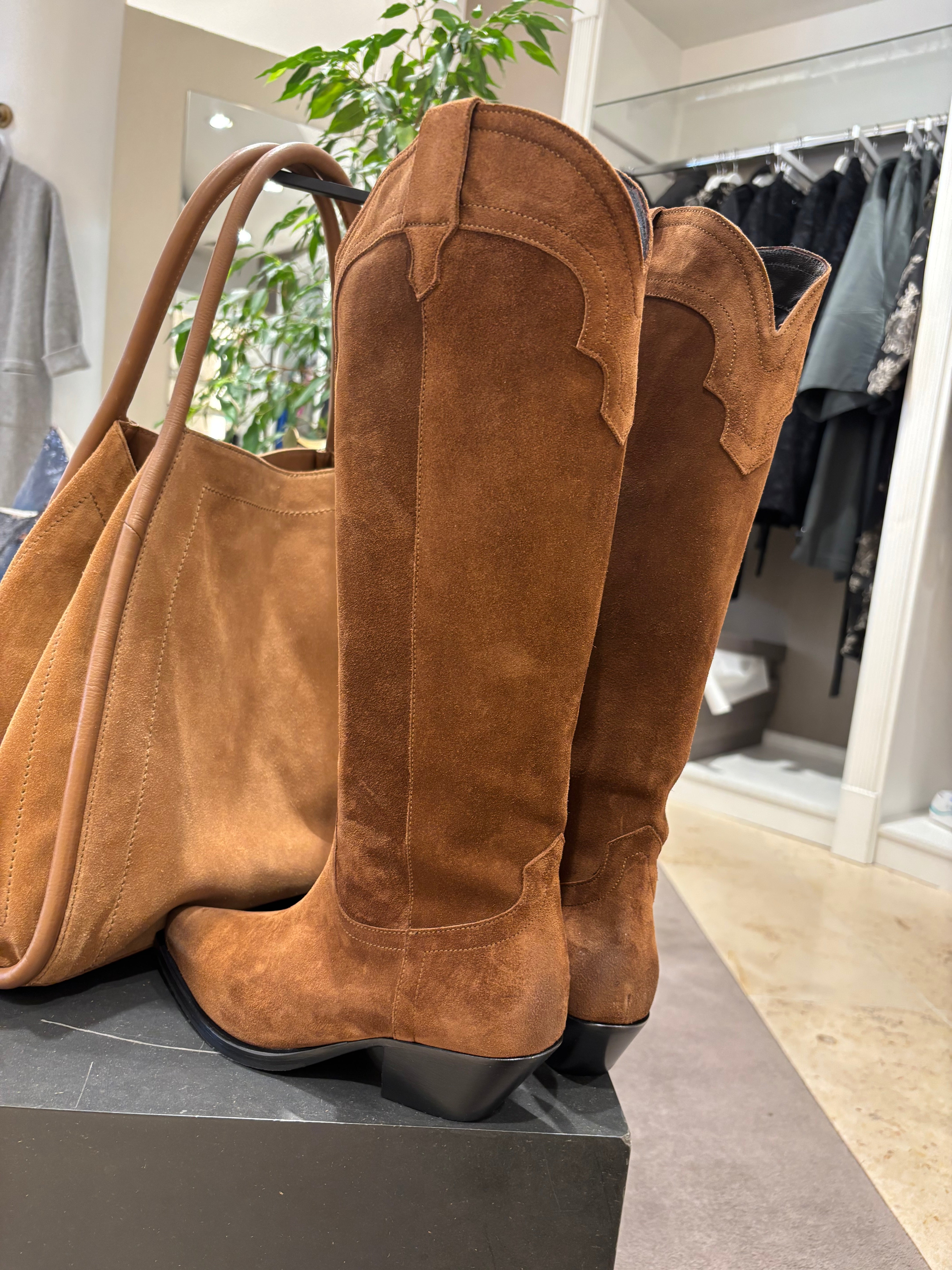 Laura Bellariva Velour Mustang