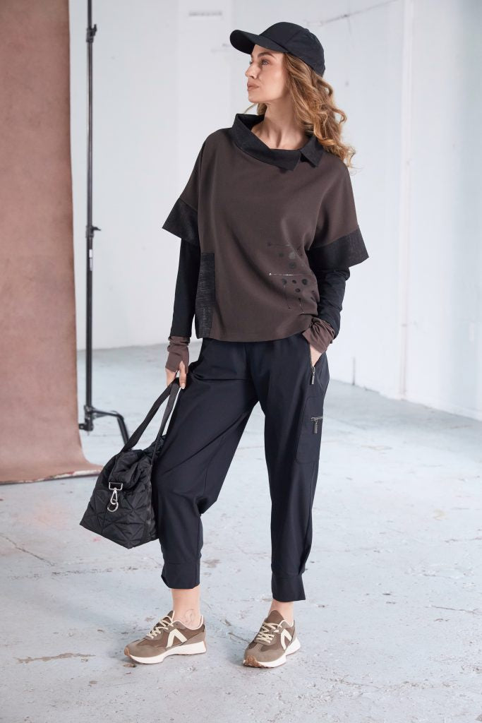NAYA Placement print top with contrast cut away collar