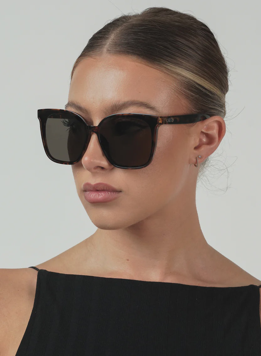 OTRA EYEWEAR Betty Blk/Smk